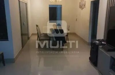 Casa com 3 quartos para alugar no Novo Mundo, Uberlândia 