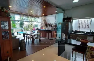 Casa em condomínio fechado com 3 quartos à venda em Saraiva, Uberlândia 