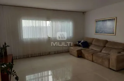 Casa com 3 quartos à venda na Cidade Jardim, Uberlândia 