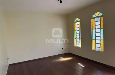 Casa com 3 quartos à venda na Vila Póvoa, Uberlândia 