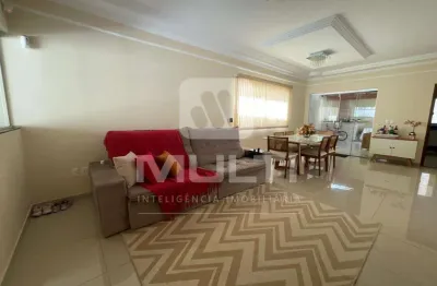 Casa com 3 quartos à venda no Jardim Europa, Uberlândia 