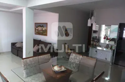 Casa com 4 quartos à venda no Jardim Europa, Uberlândia 