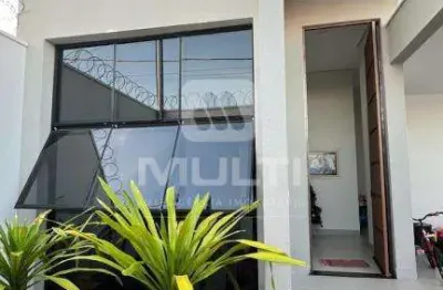 Casa com 4 quartos para alugar no Novo Mundo, Uberlândia 