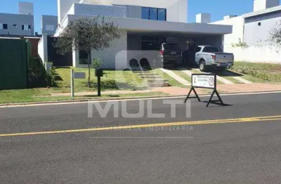 Casa em condomínio fechado com 3 quartos para alugar no Alphaville, Uberlândia 