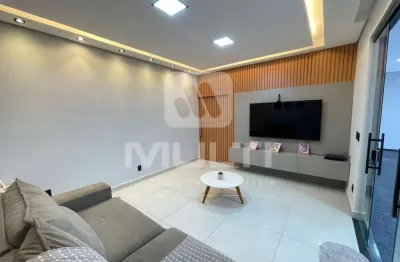 Casa com 3 quartos à venda na Cidade Jardim, Uberlândia 