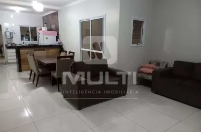 Casa em condomínio fechado com 3 quartos à venda no Jardim Holanda, Uberlândia 
