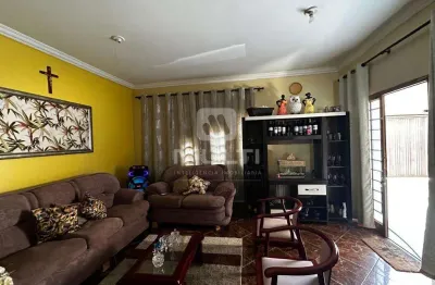 Casa com 3 quartos à venda na Cidade Jardim, Uberlândia 