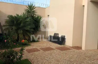 Casa com 3 quartos à venda no Santa Mônica, Uberlândia 