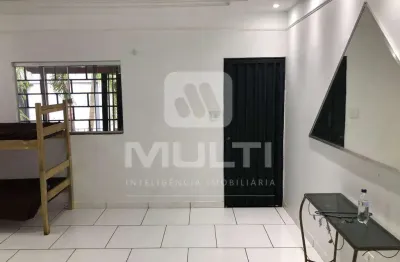 Casa com 4 quartos para alugar no Morada Nova, Uberlândia 