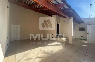 Casa com 3 quartos para alugar no Alto Umuarama, Uberlândia 