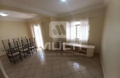 Apartamento com 3 quartos para alugar em Saraiva, Uberlândia 