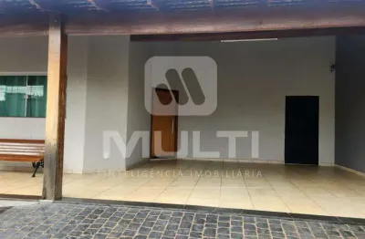 Casa com 3 quartos à venda no Jardim Holanda, Uberlândia 