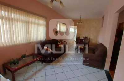 Casa com 3 quartos à venda no Fundinho, Uberlândia 