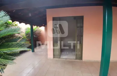 Casa com 3 quartos para alugar no Santa Mônica, Uberlândia 