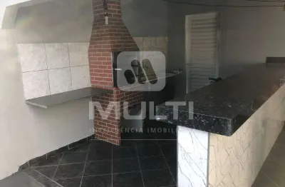 Casa com 3 quartos para alugar no Conjunto Segismundo Pereira, Uberlândia 