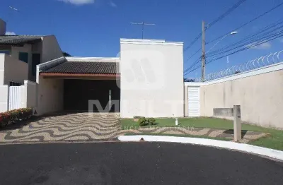 Casa em condomínio fechado com 3 quartos para alugar no Santa Mônica, Uberlândia 