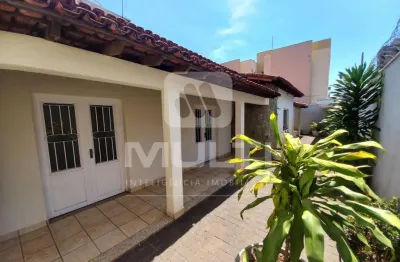 Casa com 3 quartos para alugar no Santa Mônica, Uberlândia 