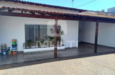 Casa com 3 quartos para alugar no Jardim Karaíba, Uberlândia 