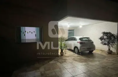 Casa com 3 quartos à venda no Jardim Botânico, Uberlândia 