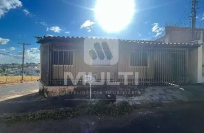 Casa com 3 quartos para alugar em Saraiva, Uberlândia 