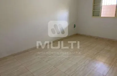 Casa com 4 quartos para alugar no Presidente Roosevelt, Uberlândia 