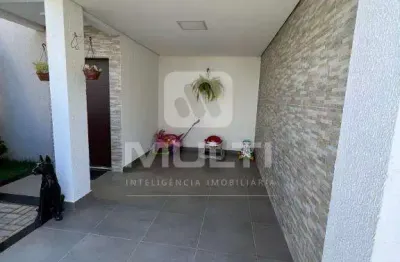 Casa em condomínio fechado com 3 quartos para alugar no Jardim Inconfidência, Uberlândia 