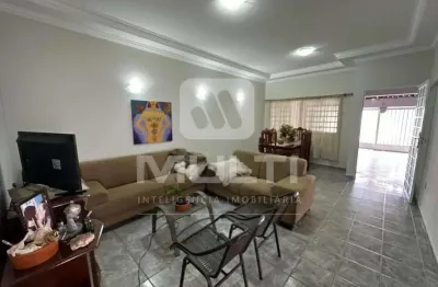 Casa com 3 quartos para alugar na Cidade Jardim, Uberlândia 