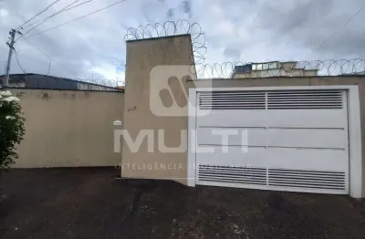 Casa com 4 quartos para alugar no Santa Mônica, Uberlândia 