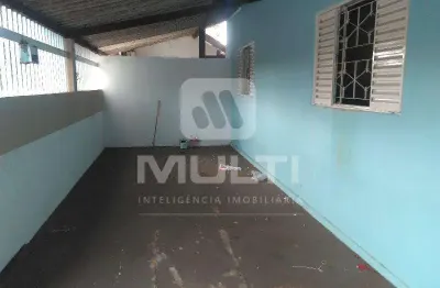 Casa com 2 quartos para alugar no Tubalina, Uberlândia 