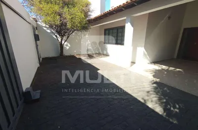 Casa com 3 quartos para alugar no Santa Mônica, Uberlândia 