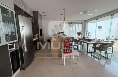 Casa com 4 quartos à venda no Jardim Karaíba, Uberlândia 