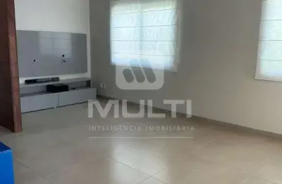 Casa em condomínio fechado com 3 quartos para alugar em Laranjeiras, Uberlândia 