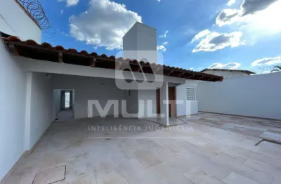 Casa com 4 quartos para alugar na Cidade Jardim, Uberlândia 