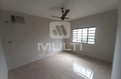Casa com 3 quartos para alugar no Daniel Fonseca, Uberlândia 