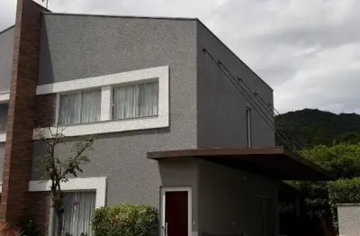 Casa de 3/4 sendo uma suíte em condomínio fechado, bairro da Barra e BC