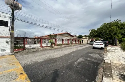 Casa plana em ótima localização ideal para restaurantes ou prédio residencial .