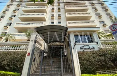 Apartamento alto padrão recém reformado em localização privilegiada.