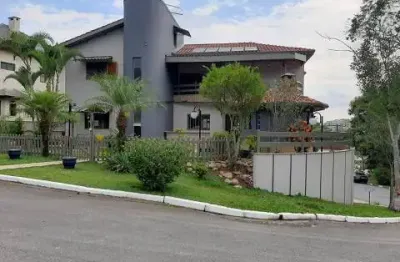 Belíssima casa no condomínio arujazinho v com 351 m² na frente do lago 3 suítes porteira fechada