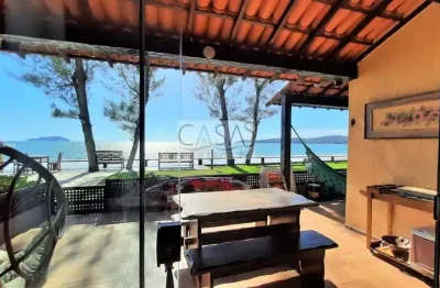 Casa 3 quartos frontal mar em condomínio pé na areia - manguinhos.