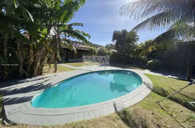 Maravilhosa casa 5 suítes à venda em condomínio pé na areia da praia da ferradurinha búzios