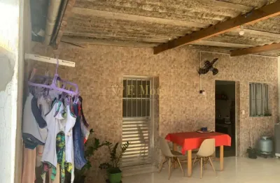 Belíssimo imóvel com três casas e 1 salão comercial.