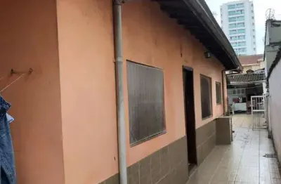 Duas casas excelentes a venda construídas no mesmo terreno
