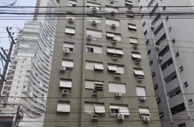 Excelente apartamento a uma quadra da praia no bairro da pompéia