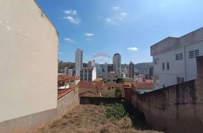 Terreno diferenciado, com ótima topografia e localização privilegiada, perto de tudo e no melhor valor!