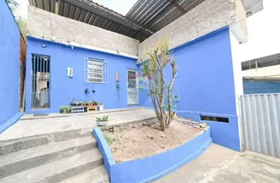 Casa a venda com dois quartos mais uma kitnet e vaga para seis carros