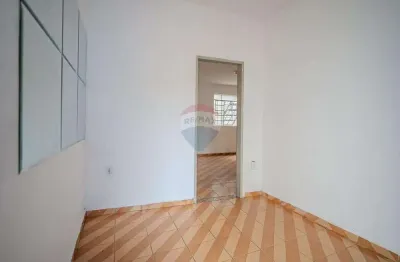 Casa a venda com dois quartos mais uma kitnet e vaga para seis carros