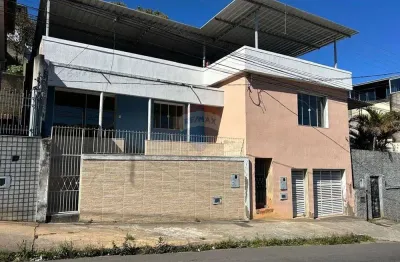 Duas casas na mesma propriedade, compartilhando um amplo e agradável terraço.