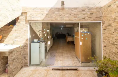 Elegante casa tipo para venda em pedra branca com 3 quartos, 200m²