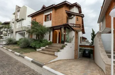 Funcional casa em condomínio para venda com 4 quartos, sendo 4 suítes, 400m²
