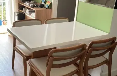 Apartamento de 2 dormitórios varanda e vaga de garagem
